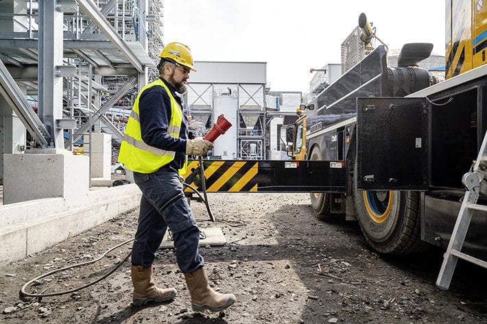 Liebherr MK 88 Plus mobile construction crane in Rotterdam: cost-effective and quiet continuous operation using site power